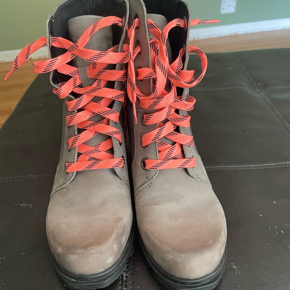 Sorel Joan of Arctic Lexie Lug Sole Wedge Boots. Size 9